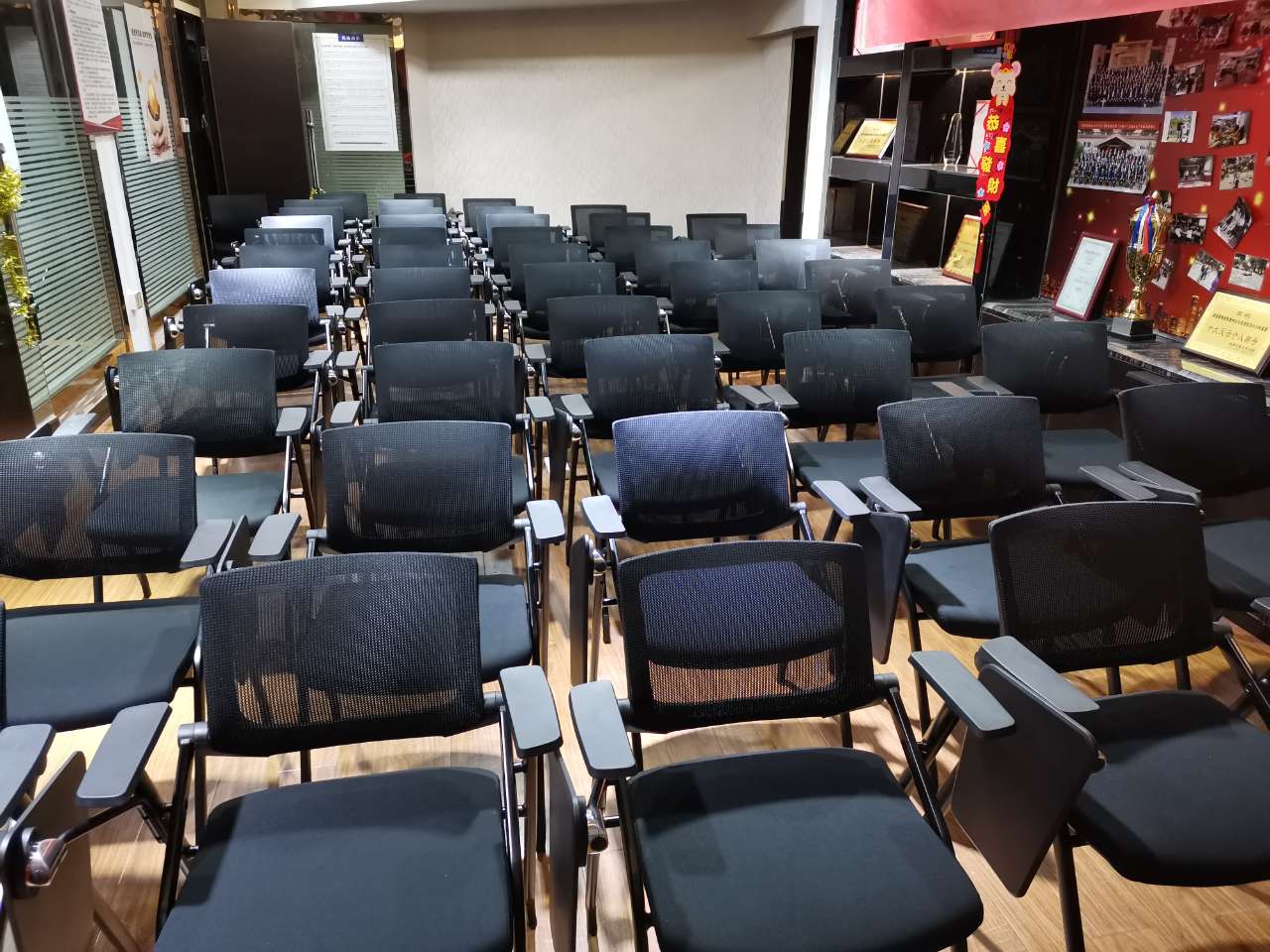 選辦公家具要先看辦公家具廠家好不好！靠不靠譜！